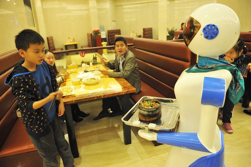 Illustration for article titled The Photographic History Of Robots As Restaurant Employees